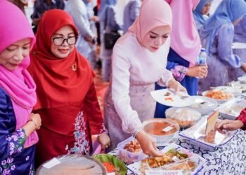 Ketua TP PKK Kabupaten Solok Hj. Emiko Epyardi Hadiri Festival 99 Makanan Khas Nagari Muaro Pingai