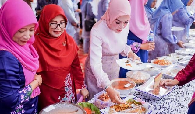 Ketua TP PKK Kabupaten Solok Hj. Emiko Epyardi Hadiri Festival 99 Makanan Khas Nagari Muaro Pingai