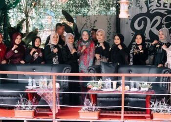 Ketua TP PKK Kabupaten Solok Hj. Emiko Buka Festival Akbar Lomba Pop Minang Se-Sumbar 2024