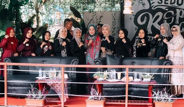 Ketua TP PKK Kabupaten Solok Hj. Emiko Buka Festival Akbar Lomba Pop Minang Se-Sumbar 2024
