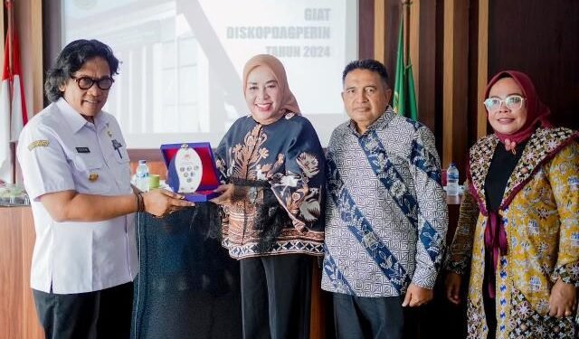Hj. Emiko Epyardi Asda Pimpin Kunjungan Study Komparatif Dekranasda Kabupaten Solok ke Kabupaten Kuningan