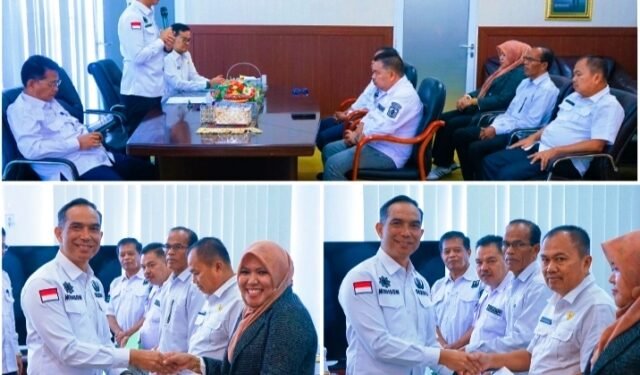 Sekdakab Medison SerahkanPenyerahan Surat Perintah Plt Pejabat di Badan Pendapatan Daerah Kabupaten Solok