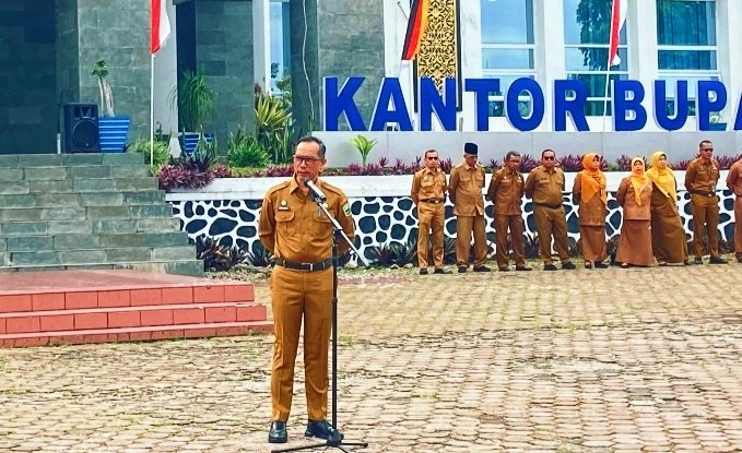 Sekdakab Solok Medison Ingatkan ASN Kedisiplinan dan Konsistensi dalam Melayani Masyarakat
