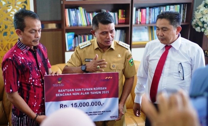 Bupati Solok Jon Firman Pandu Serahkan Bantuan dari Kemensos kepada Korban Kebakaran di Kabupaten Solok