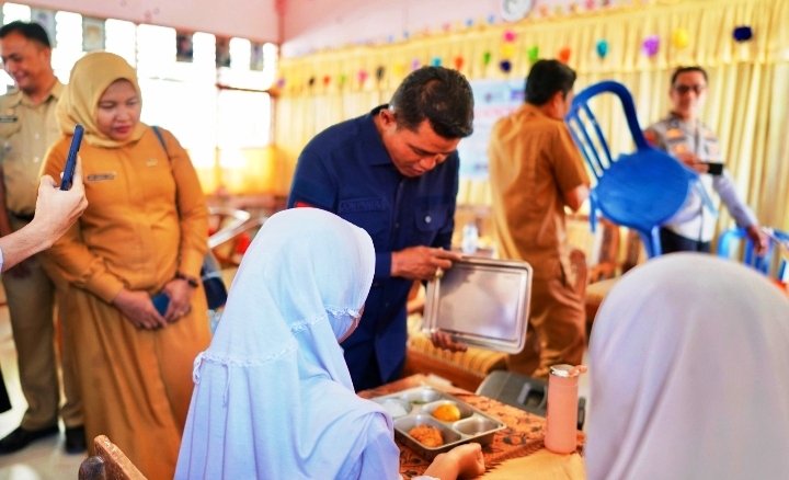 Bupati Solok Jon Firman Pandu Bersama Stakeholder Launching Program MBG di SDN 06 Guguak Sarai