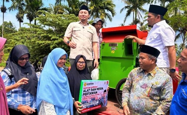 Dorong Petani Manfaatkan Lahan Tidur, Anggota DPR RI Rahmat Saleh Serahkan Bibit Unggul Bersertifikat