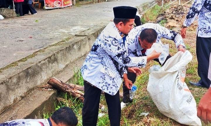 Wabup Solok H. Candra Gelar Aksi Bersihkan Sampah Bersama Disela HUT PGRI yang ke- 80