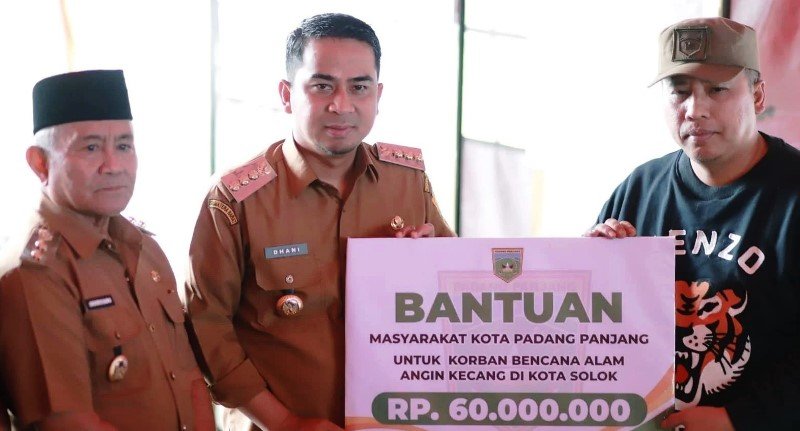 Wako Padang Panjang Hendri Arnis Serahkan Bantuan Rp60 Juta Respon Bencana Kota Solok
