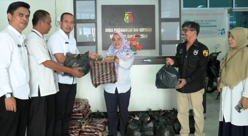 DPKUKM Kota Solok Salurkan Bantuan Sembako Bagi Pegawai Terdampak Banjir