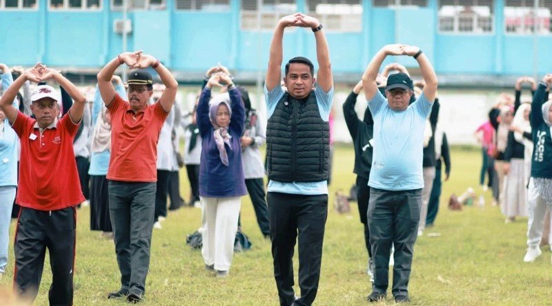 Peringati HKN ke-61 Wali Kota Solok Bersama Seluruh Insan kesehatan se-Kota Solok Senam Massal