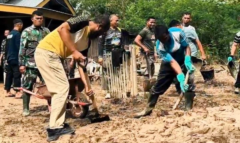 Bantu Pemulihan Banjir ASN Bapperida Kota Solok Ikut Dukung Aksi KORPRI Peduli Bencana