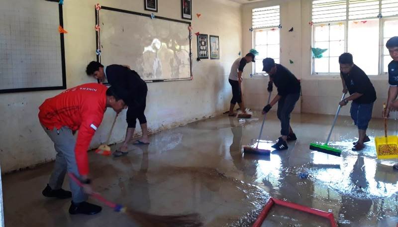 Aparat Sipil Negara (ASN) Dinas Kominfo dan Dinsos PPA Bersihkan Gedung SMPN 4 Kota Solok