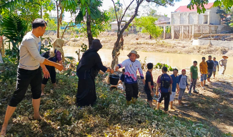 DPKUKM Kota Solok Bantu Warga Terdampak Banjir di Gelanggang Batuang Nan Balimo
