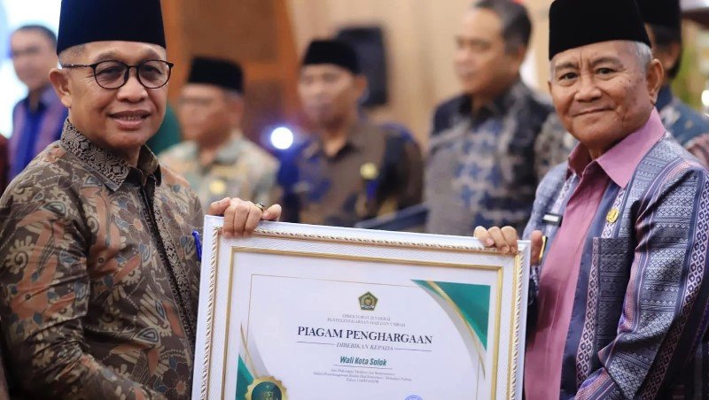 Sukseskan Penyelenggaraan Haji Tahun 2025 Wako Solok Terima Penghargaan dari Kemenag Sumbar