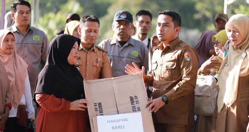 Wako Solok Dr. H. Ramadhani Kirana Putra Salurkan Bantuan Mesin Pompa Air bagi Kelompok Tani