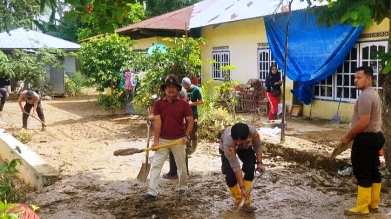 Dinas Perpustakaan dan Kearsipan Kota Solok Bersihkan Fasilitas Umum Terdampak Banjir