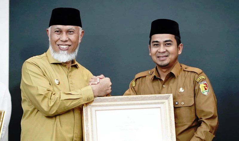 Wali Kota Solok H. Ramadhani Kirana Putra Menerima Sertifikat WBTB Tari Piriang Lampu Togok