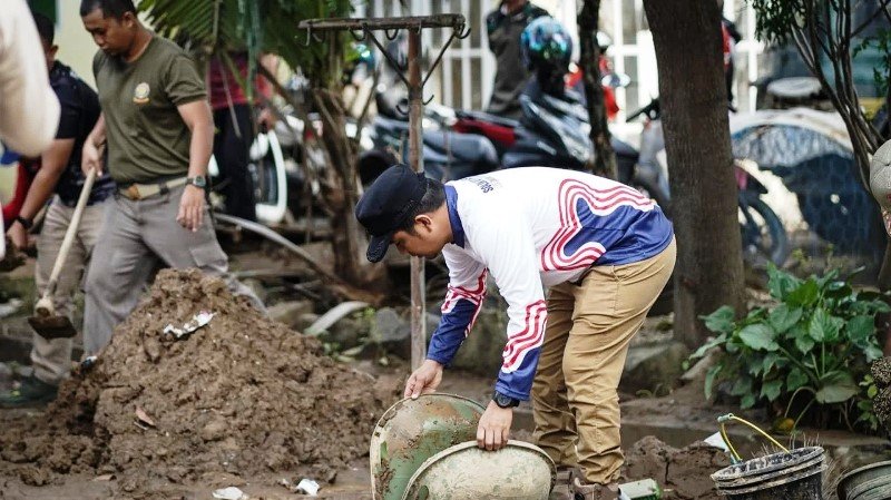 Wali Kota Solok H. Ramadhani Kirana Putra Goro Bersama Masyarakat Bersihkan Lumpur Sisa Banjir