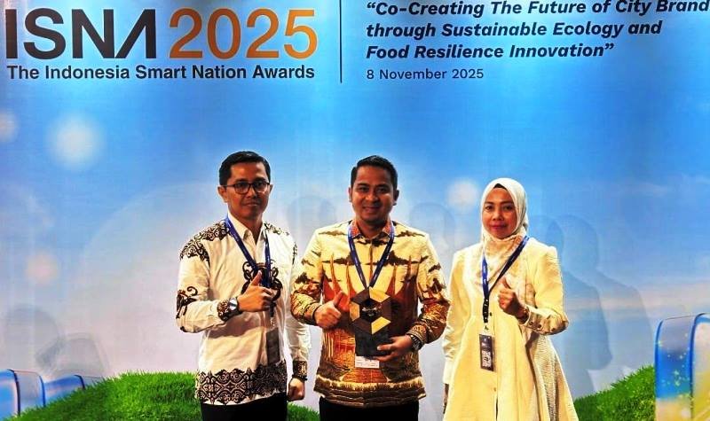 Wako Solok Dr. H. Ramadhani Kirana Putra Terima Penghargaan Indonesia Smart Nation Awards (ISNA) 2025