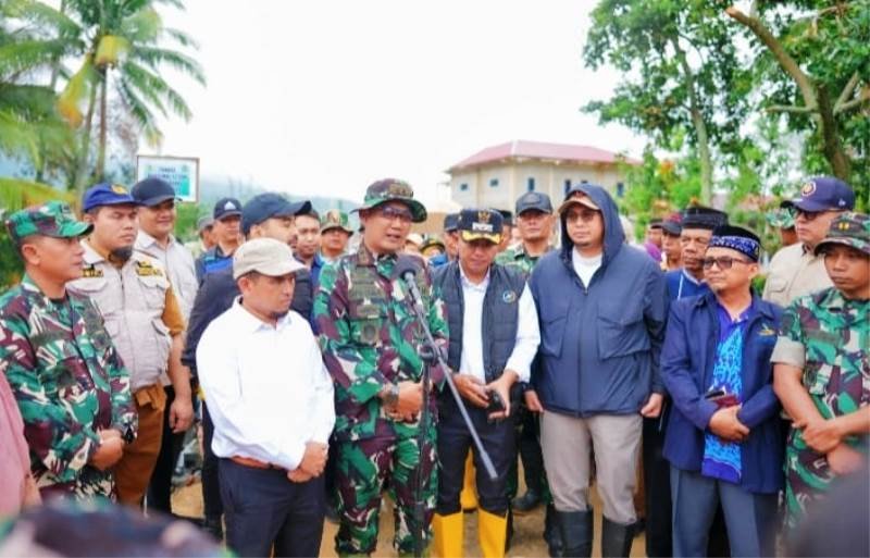 Bupati Solok Dampingi Dandim 0309/Solok Resmikan Jembatan Bailey di Nagari Paninggahan