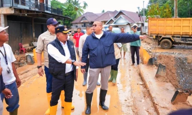Bupati Solok Jon Firman Pandu Dampingi Anggota DPR RI Andre Rosiade Tinjau Lokasi Terdampak Bencana