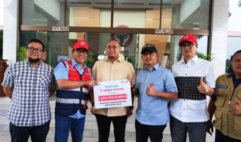 Bupati Solok Jon Firman Pandu Terima Bantuan1.000 Pcs Dumbag dari PT. Semen Padang