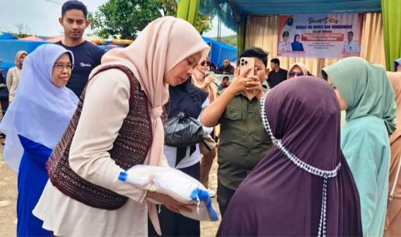 Ketua TP PKK Kabupaten Solok Ny. Nia Jon Firman Pandu Hadir di Tengah Warga Aia Dingin